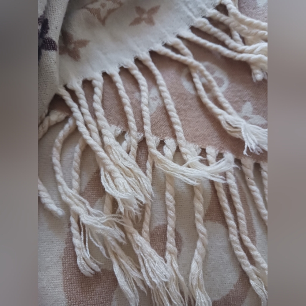Louis Vuitton Cashmere/ Silk Wrap, Scarf 25" x 72" - Picture 7 of 7